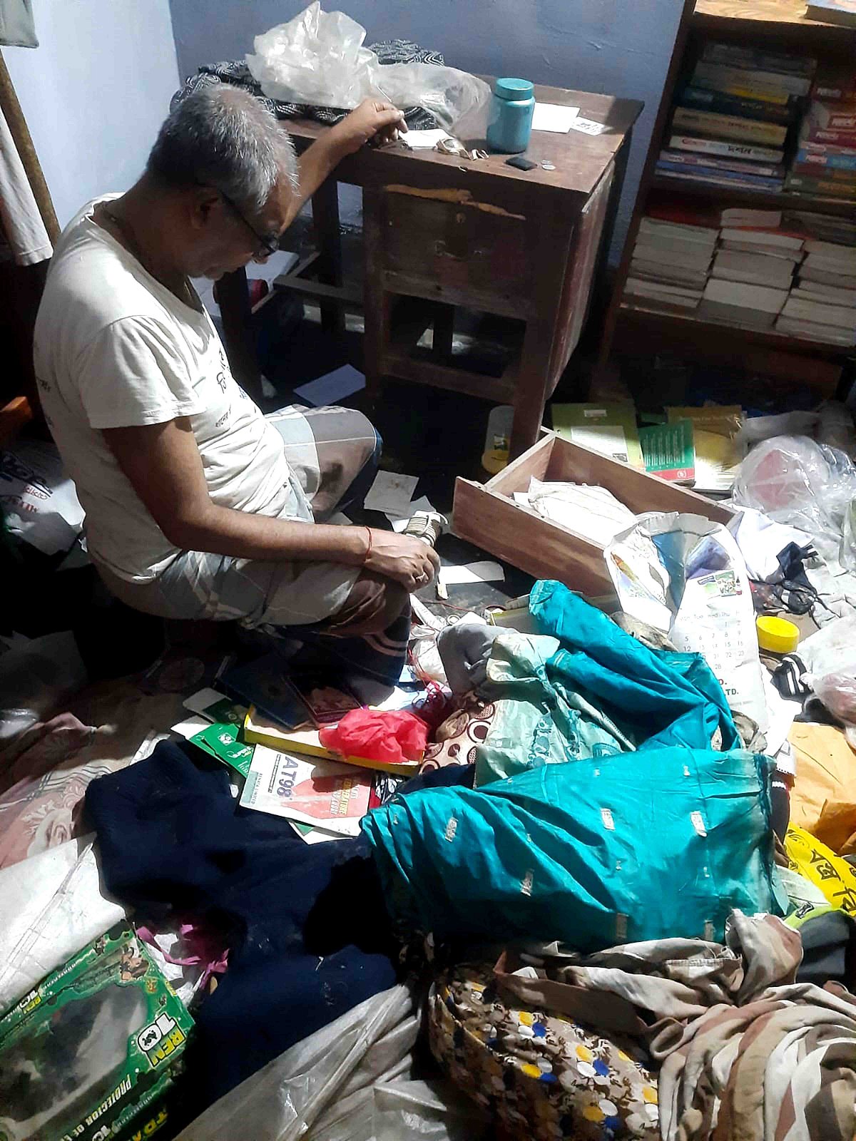 নাটোরের লালপুরে জোতদৈবকী গ্রামে একটি বাড়িতে হামলা ও ভাঙচুর করা হয়েছে। আজ মঙ্গলবার সকালে তোলা